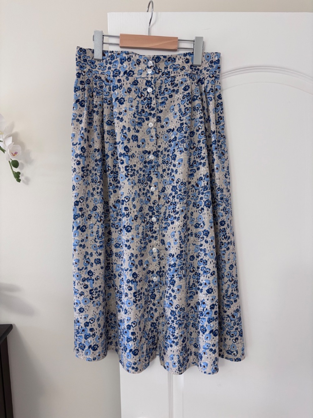Dazy Floral Midi Skirt Women’s Size XL, fits like a Medium